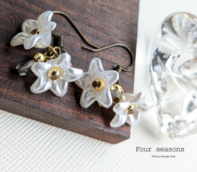 激安アクセサリ・限定400円ピアス・百合のピアス・グレー1