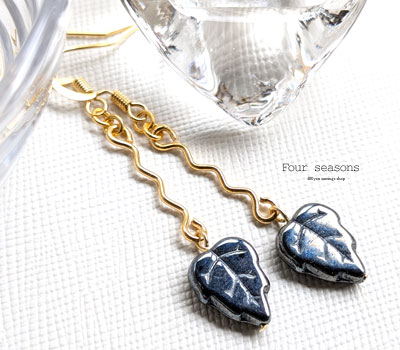 激安アクセサリ・限定400円ピアス・ツイストと葉っぱのピアス・黒1