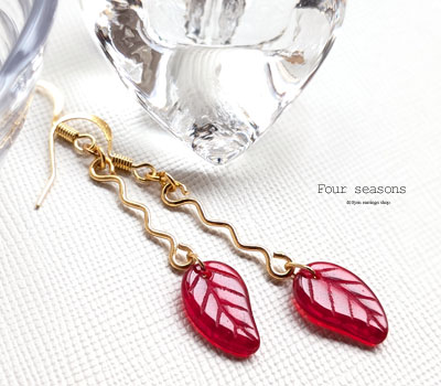 激安アクセサリ・限定400円ピアス・ツイストと葉っぱのピアス・赤1